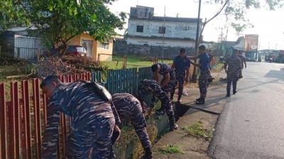 Dispotmar Koarmada I Bersama Masyarakat Setempat Melaksanakan Kegiatan Gotong Royong Dan Kerja Bakti Kebersihan Di Komplek Perumahan Pelindo