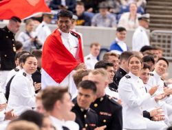 Sangat Membanggakan Dua Perwira TNI AL Secara Resmi Dilantik Sebagai Lulusan United States Naval Academy Di Navy-Marine Corps Memorial Stadium, Annapolis, Maryland