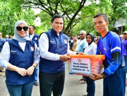 Kepala Staf Angkatan Laut Laksamana TNI Dr. Muhammad Ali,SE,M,,M,M,Tr,Opsla, Didampingi Ketua Umum Jalasenastri Ny. Fera Muhammad Ali Memberikan Bantuan Sosial Kepada Pekerja Harian Lepas TNI AL