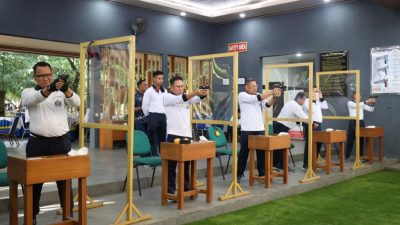 Danlantamal III Jakarta Melaksanakan Kegiatan Latihan Menembak Pistol Di Lapangan Tembak Harsono