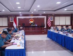 Pangkoarmada RI Menerima Paparan Dari Tim Kelompok Kerja Rencana Dan Tindakan Kontinjensi Koarmada RI Tahun 2026