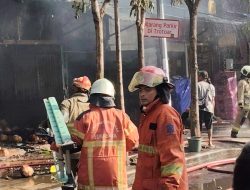 Kebakaran Sebuah Lapak Degan Semi Permanen Di Jalan Semarang