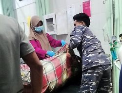 Aksi Sigap Personel Pangkalan TNI AL Simeulue Yang Mengevakuasi Korban Tenggelam Di Perairan Pantai Desa Padang Bakau, Kecamatan Labuhan Haji