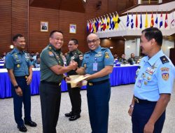 Koorsahli Kasal Mewakili Kasal Laksamana TNI Dr. Muhammad Ali,SE,M,,M,M,Tr,Opsla, Melaksanakan Taklimat Akhir Audit Ketaatan Dan Audit Kinerja Inspektorat Jenderal TNI Periode II Tahun Anggaran 2025