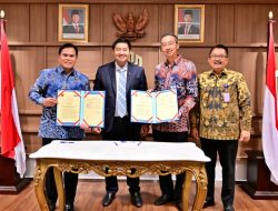 Kepala Staf Angkatan Laut Laksamana TNI Dr. Muhammad Ali,SE,M,,M,M,Tr,Opsla, Dan Presiden Direktur Bank Central Asia  Melaksanakan Penandatanganan Nota Kesepahaman tentang penyaluran bantuan CSR Untuk Rehabilitasi Rumah Dinas Prajurit TNI AL
