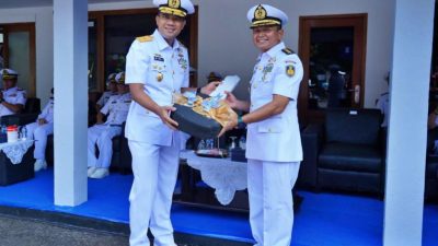 HUT Arsenal TNI Angkatan Laut Ke 47 Kadissenlekal Melaksanakan Upacara Di Lapangan Selat Madura. Batuporon, Bangkalan