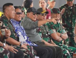 Panglima TNI Bersama Menteri Pertahanan RI Meninjau Latihan Parade Defile Gabungan Untuk Hari Nasional Prancis, Yang Dilaksanakan Di Skuadron 45 Halim Perdana Kusuma, Jakarta
