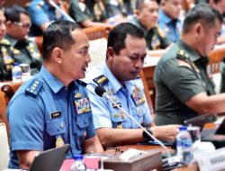 Wakasal Mewakili Kasal Laksamana TNI Dr. Muhammad Ali,SE,M,,M,M,Tr,Opsla, Mendampingi Panglima TNI Jenderal TNI Agus Subiyanto Melaksanakan Rapat Kerja Bersama Komisi I DPR RI