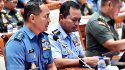 Wakasal Mewakili Kasal Laksamana TNI Dr. Muhammad Ali,SE,M,,M,M,Tr,Opsla, Mendampingi Panglima TNI Jenderal TNI Agus Subiyanto Melaksanakan Rapat Kerja Bersama Komisi I DPR RI