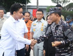 Pangkoarmada II Mendampingi Wakil Presiden Republik Indonesia Gibran Rakabuming Raka Dalam Kunjungannya Meninjau Langsung Pelaksanaan Operasi SAR Terhadap insiden KMP Tunu Pratama Jaya