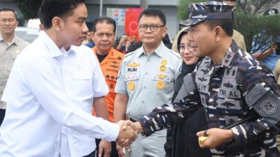 Pangkoarmada II Mendampingi Wakil Presiden Republik Indonesia Gibran Rakabuming Raka Dalam Kunjungannya Meninjau Langsung Pelaksanaan Operasi SAR Terhadap insiden KMP Tunu Pratama Jaya