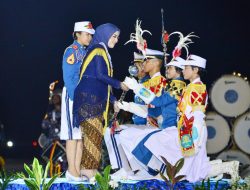 Ketua Umum Jalasenastri Ny. Fera Muhammad Ali Selaku Ibu Taruna AAL Memimpin Pelaksanaan Parade Surya Senja Yang Digelar Di Lapangan Arafuru, Bumimoro, Surabaya