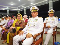 Panglima Komando Armada III Bersama Ny. Dita Hersan, Menghadiri Langsung Kegiatan Tradisi Parade Surya Senja Yang Diselenggarakan Akademi Angkatan Laut,Bumi Moro,Di Surabaya