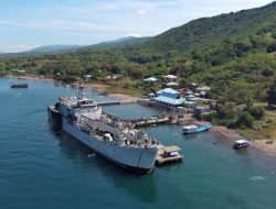 Kapal Perang Republik Indonesia Teluk Ende -517 Yang Membawa Material Revitalisasi Pipa Saluran Air Untuk Wilayah Kecamatan Ille Boleng Kabupaten Flores Timur