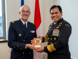 Kepala Staf Angkatan Laut Laksamana TNI Dr. Muhammad Ali,SE,M,,M,M,Tr,Opsla, Beserta Delegasi TNI AL Melaksanakan Kunjungan Kehormatan Kepada Admiral Nicolas Vaujour, Chief of Staff of the French Navy di Paris