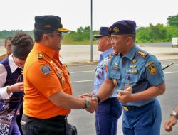 Komandan Wing Udara 1 Puspenerbal Menyambutan Deputi Bidang Sarana Dan Prasarana Sistem Komunikasi Badan Nasional Pencarian Dan Pertolongan