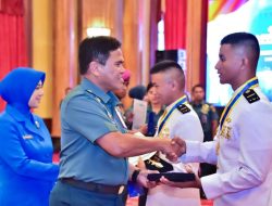 Sebanyak 433 Perwira Remaja Akademi TNI Angkatan Laut Angkatan Ke-70 Dan 71 Menerima Pembekalan Dari Kepala Staf Angkatan Laut Laksamana TNI Dr. Muhammad Ali,SE,,M,,M,M,Tr,Opsla