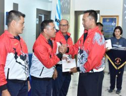 Dankodklatal Memimpin Acara Pembubaran Kontingen Kodiklatal Pada Pekan Olahraga TNI Angkatan Laut Wilayah Timur Tahun 2025