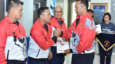 Dankodklatal Memimpin Acara Pembubaran Kontingen Kodiklatal Pada Pekan Olahraga TNI Angkatan Laut Wilayah Timur Tahun 2025