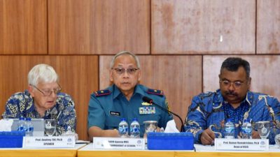 Danseskoal Yang Diwakili Wadan Seskoal Membuka Forum Group Discussion Yang Bertajuk “Menavigasi Ketidakpastian Interaksi Geopolitik Dan Ancaman Yang Muncul Di Indo-Pasifik”.