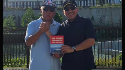 Mantan Kepala Staf TNI AL Laksamana TNI (Purn) Prof. Dr. Marsetio Menyerahkan Buku “Sea Power Indonesia Di Era Indo Pasifik” Kepada Kepala Otorita Ibu Kota Nusantara