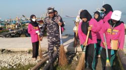 Lanal Banten Bersama Dengan Civitas Akademika STTAL, Pusdikhidros Kodiklatal, Universitas Bina Bangsa, Serta Masyarakat , Menyelenggarakan Kegiatan Beach Cleaning