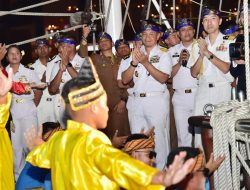 Wakasal Mewakili Kepala Staf Angkatan Laut Laksamana TNI Dr. Muhammad Ali,SE,,M,,M,M,Tr,Opsla, Menghadiri Deck Reception Di Atas KRI Bima Suci Yang Tengah Sandar Di Dermaga Kolinlamil, Jakarta