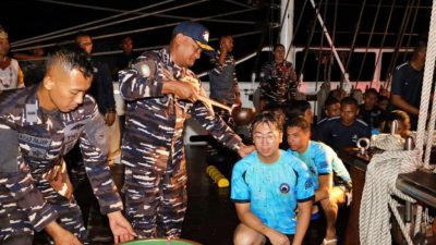 Prosesi Mandi Khatuliswa Bersama Taruna AAL Angkatan Ke – 72 Dilaksanakan Di Atas Geladak KRI Bima Suci Di Perairan Bangka Saat Berlayar Menuju Penang Malaysia
