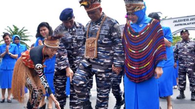 Suasana Penuh Khidmat Sekaligus Meriah Mewarnai Penyambutan Komandan Komando Daerah TNI Angkatan Laut X Jayapura